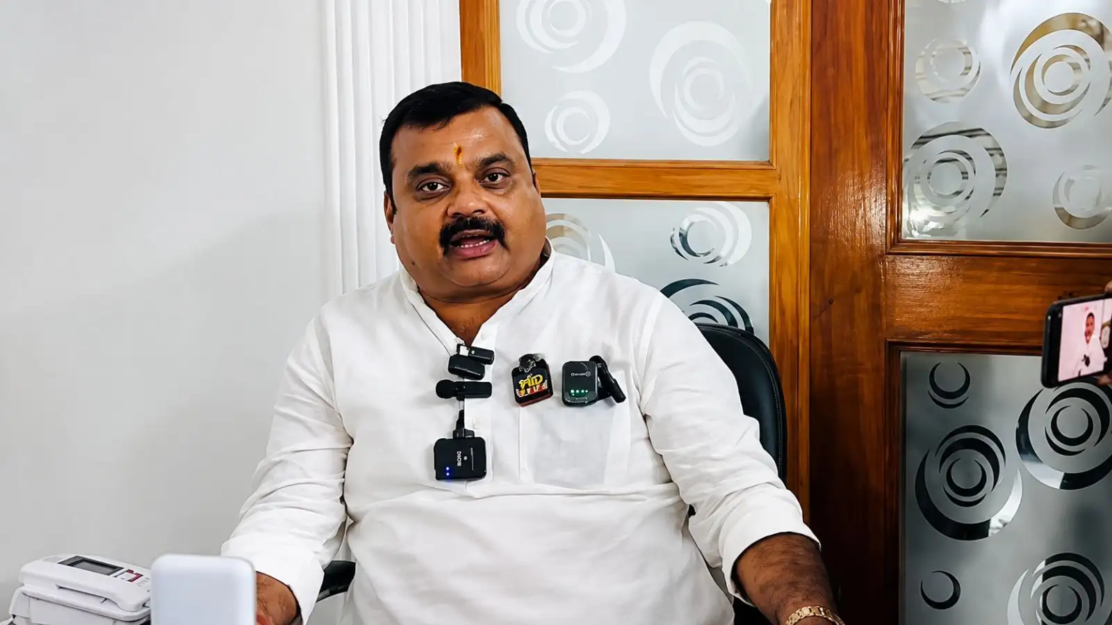 'जेल में मुन्ना बजरंगी से मिले, हम दोनों भाइयों के मर्डर का प्लान', सुल्तानपुर के BJP विधायक पर मोनू सिंह का बड़ा आरोप