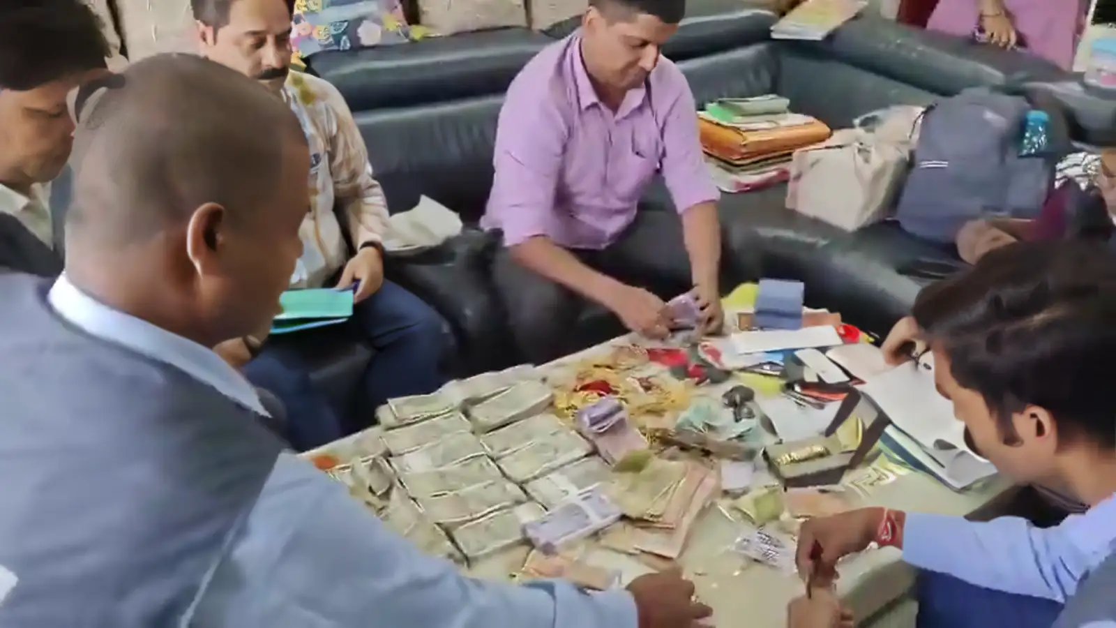 11 साल की नौकरी में अकूत संपत्ति! किसानों के खेत में पानी पहुंचाने वाला इंजीनियर बना करोड़पति
