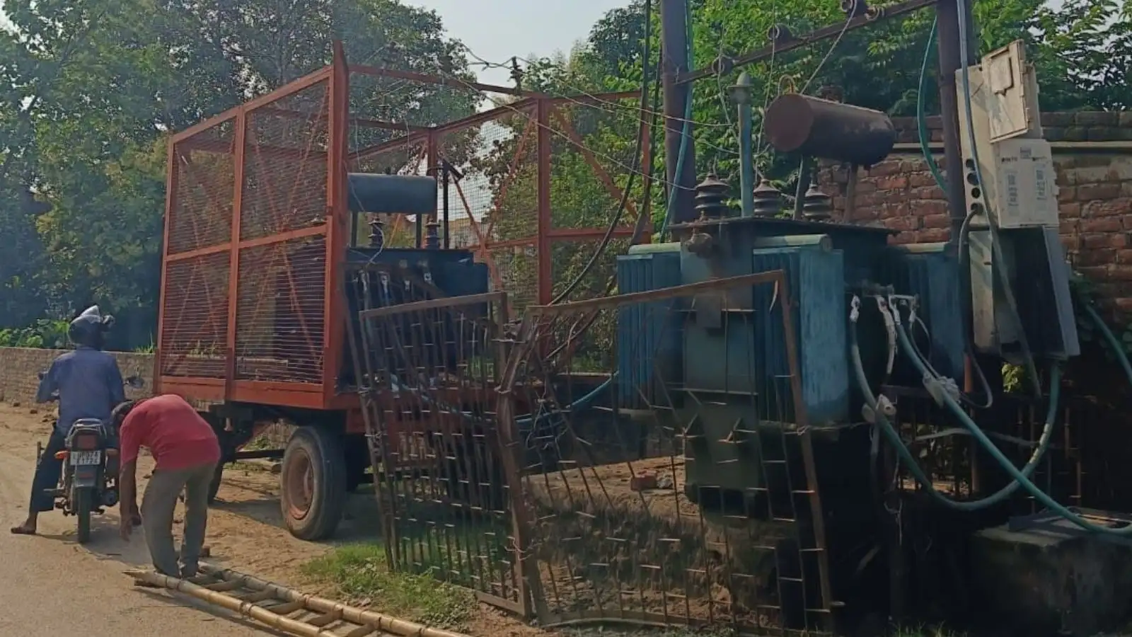 गोरखपुर के बिछिया जंगल तुलसीराम और रामलीला मैदान के आसपास बिजली कटौती, गुस्साए लोगों ने जेई को बनाया बंधक
