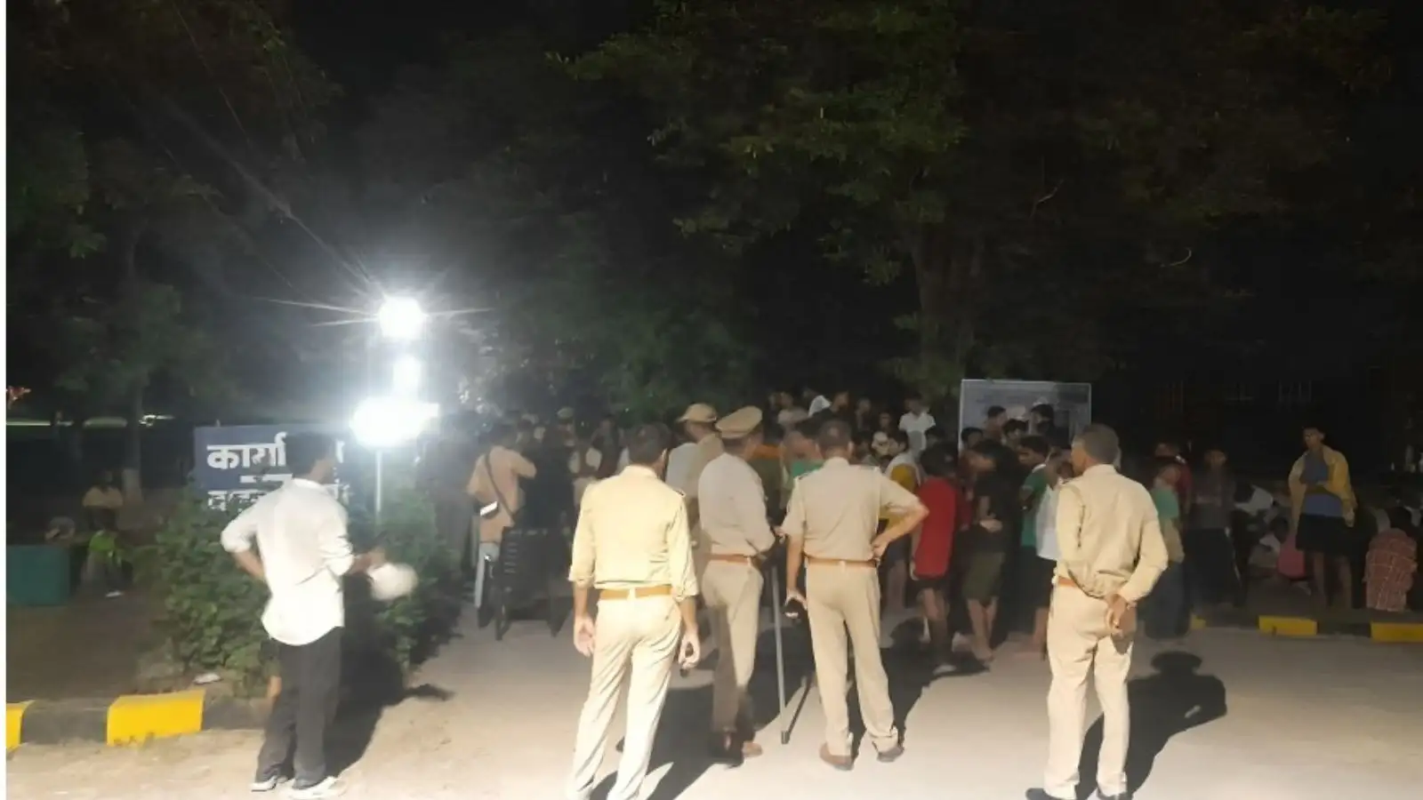 'अफसरों के रूम में AC, हमें पंखा भी नसीब नहीं', अमेठी में 'Gen Alpha' का आधी रात में हल्ला बोल