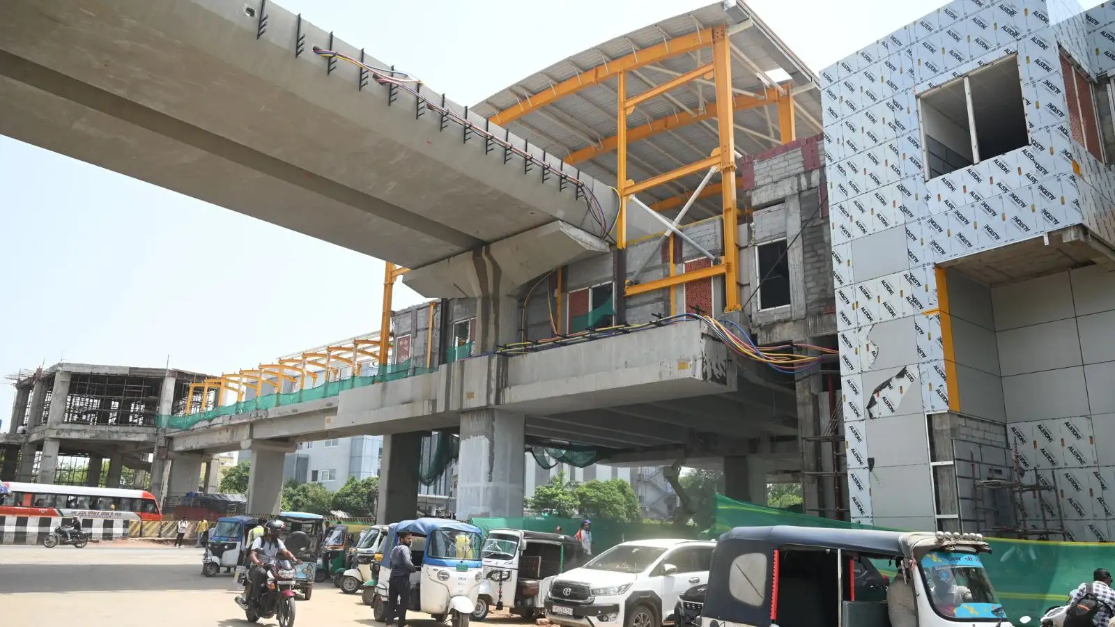 आगरा में बढ़ेगा मेट्रो नेटवर्क: मनकामेश्वर-सिकंदरा 8.25 KM रूट लगभग पूरा; 5 नए स्टेशन भी बनकर तैयार