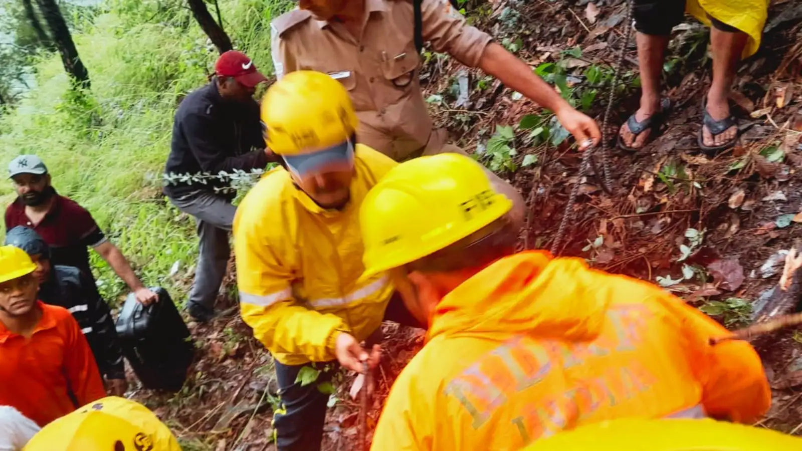 नैनीताल के रामगढ़ में बड़ा हादसा, टेंपो ट्रैवलर खाई में गिरा; 2 की मौत, 20 का रेस्क्यू