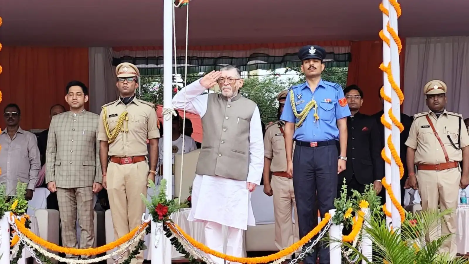 राज्यपाल संतोष गंगवार ने दुमका में फहराया राष्ट्रध्वज, बोले- परीक्षा प्रणाली की कमियों को दूर करने के लिए ठोस कदम