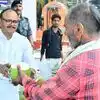 ब्रजेश पाठक ने तो दिल जीत लिया, नारियल पीते हुए बचपन के दोस्त से कहा- दिक्कत हो तो याद करना