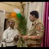 अलीगढ़ रेलवे स्टेशन पर यात्री की जेबकतरों ने काटी जेब, GRP इंस्पेक्टर ने दिल छू लने वाला काम किया, देखें वीडियो
