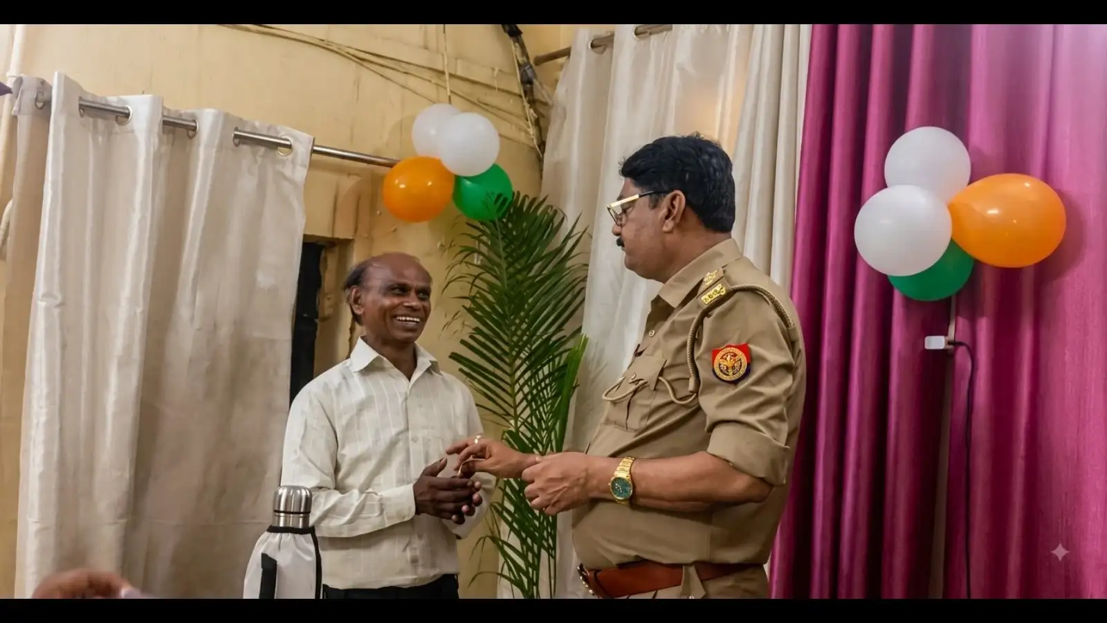 अलीगढ़ रेलवे स्टेशन पर यात्री की जेबकतरों ने काटी जेब, GRP इंस्पेक्टर ने दिल छू लने वाला काम किया, देखें वीडियो