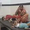 स्वतंत्रता दिवस पर बच्चों को बांटे खराब लड्डू! कई बच्चों ने जमीन पर फेंके, दो की तबीयत बिगड़ी