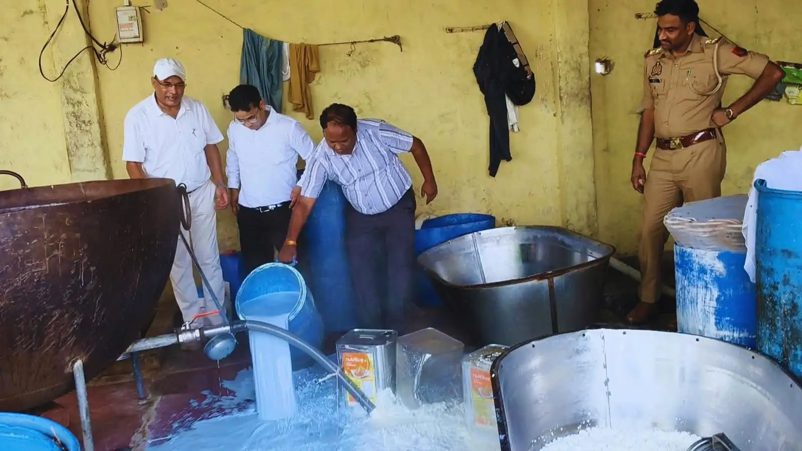 जहरीला केमिकल मिलाकर नकली पनीर बनाने का मामला; मथुरा में अवैध फैक्ट्री पर छापा, 2.30 लाख का माल नष्ट