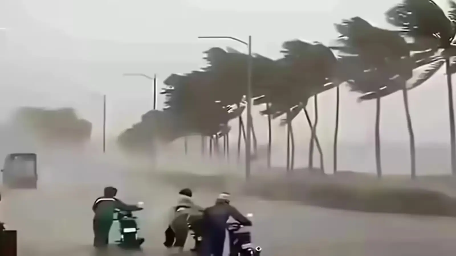 आज का मौसम 18 अगस्त: 9 घंटे के भीतर 21 राज्यों में भारी बारिश की चेतावनी, 75 की रफ्तार से हवा; IMD अपडेट जारी