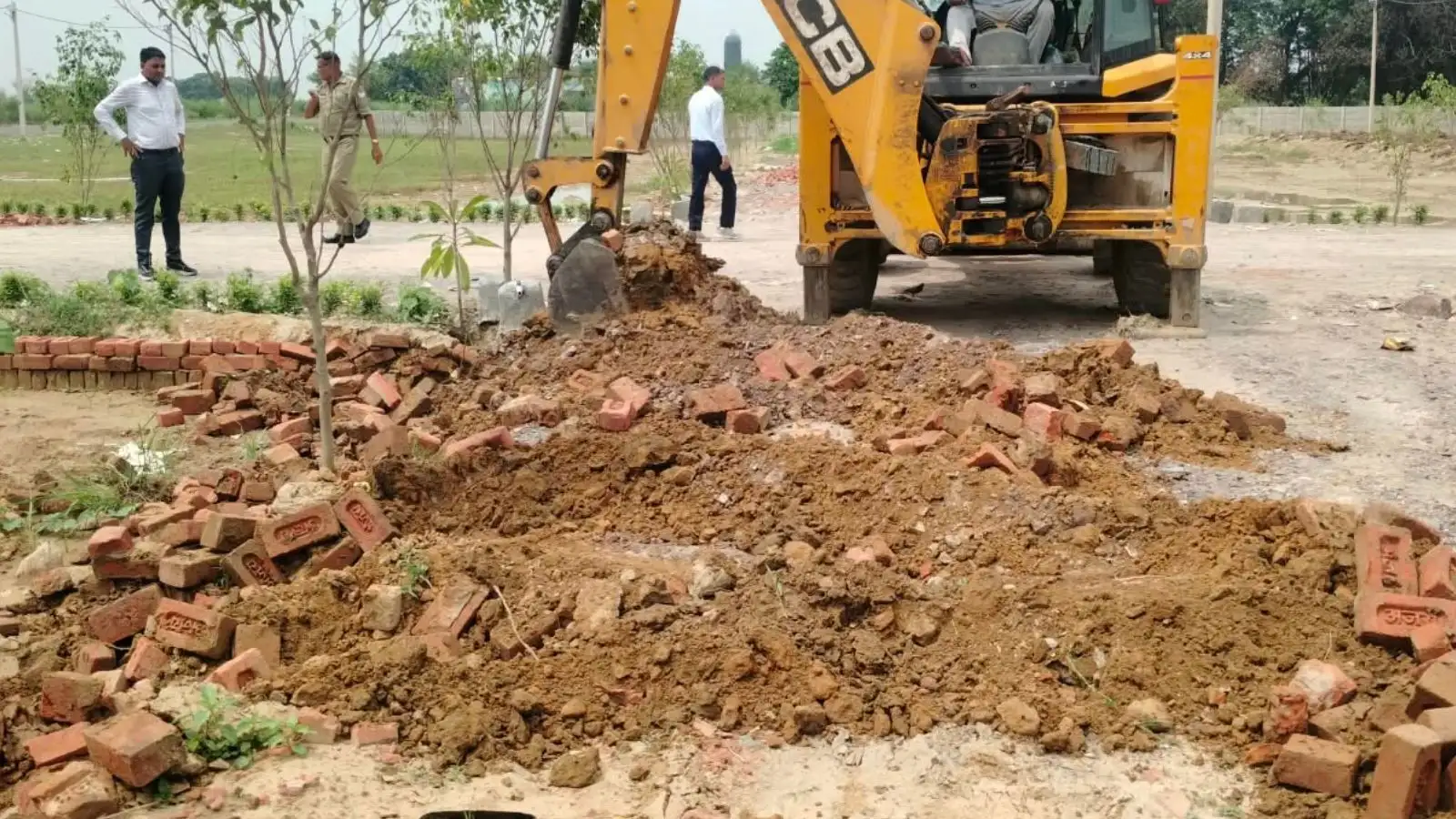 बुलंदशहर में प्लॉट खरीदने से पहले सावधान! अवैध कॉलोनियों पर बुलडोजर एक्शन, 36 बीघा से ज्यादा प्लॉटिंग ध्वस्त