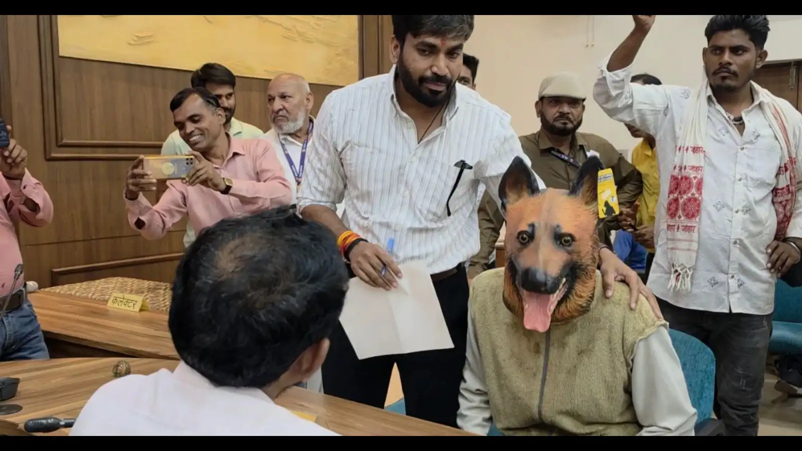 जनसुनवाई में अनोखी ड्रेस पहनकर पहुंचा युवक, फोटो खींचने की उमड़ी भीड़, नेता प्रतिपक्ष ने नगर निगम पर लगाए आरोप