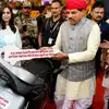पेट्रोल का खर्च छोड़िए, आधी कीमत में ई-स्कूटी पाइए, एमपी में श्रमिकों के लिए सरकार की खास योजना
