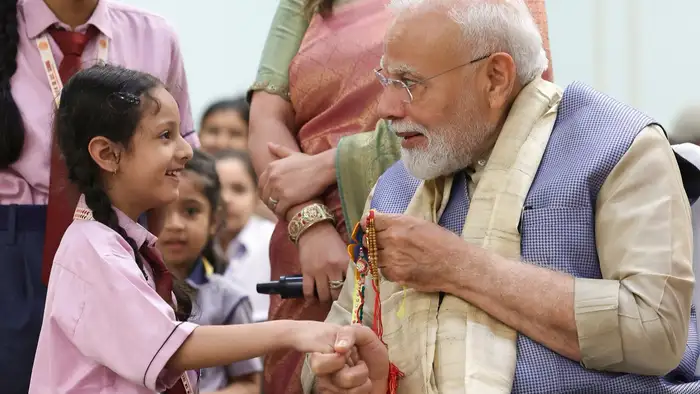 बच्चियों ने पीएम मोदी की कलाई पर बांधी राखी