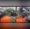 В Индоре под деревом погибла мать заместителя комиссара, еще двое пострадали