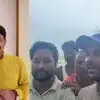 मनोज तिवारी से क्यों नाराज उनके 'गुरुजी' और ग्रामीण? दुधरा में नाव बनी सहारा, 500 मीटर के लिए 15 KM का चक्कर