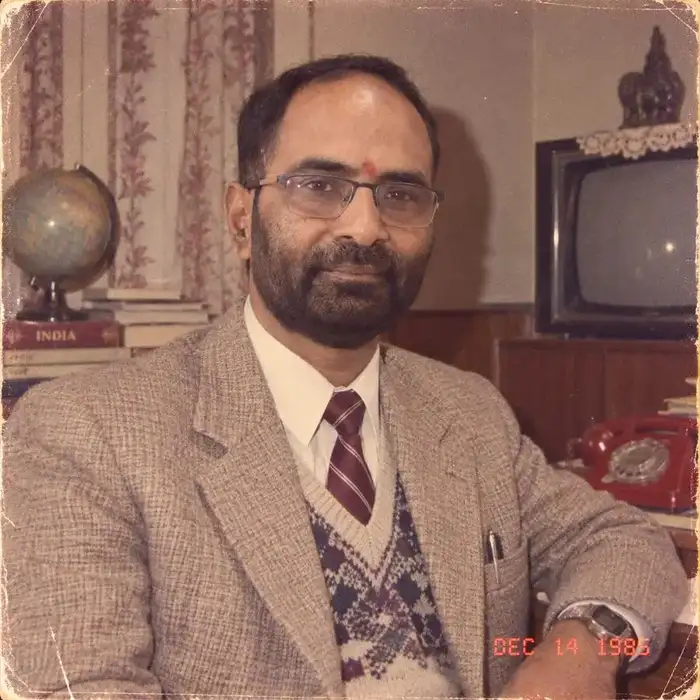 सूट बूट में संजय मयूख