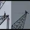6 घंटे तक 150 फीट ऊंचे हाईटेंशन टावर पर चढ़ा रहा युवक, शराब के नशे में था,  पुलिस और परिवार के कहने पर नीचे उतरा - man stays atop 150 foot high