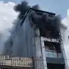 सतना में 3 मंजिला मकान धू-धूकर जला, छत पर फंसे 5 लोगों की बची जान, रेस्क्यू के बीच दमकल का हाइड्रोलिक फेल