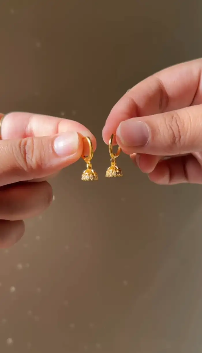 छोटे झुमके वाला सुंदर डिजाइन