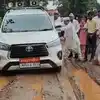 महापौर रानी अग्रवाल की कार कीचड़ में फंसी, 2 किमी पैदल चलीं, तब धरना स्थल पहुंच सकीं, सीधी में सड़क के लिए 11 दिन से धरना