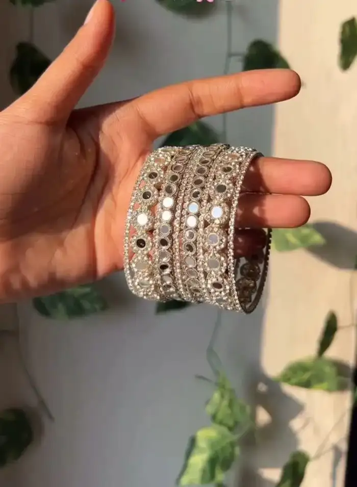 सिल्वर मिरर वर्क वाली चूड़ियां