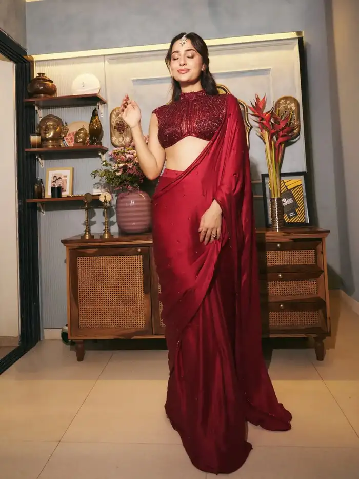 मॉडर्न लुक के लिए कुशा की साड़ी