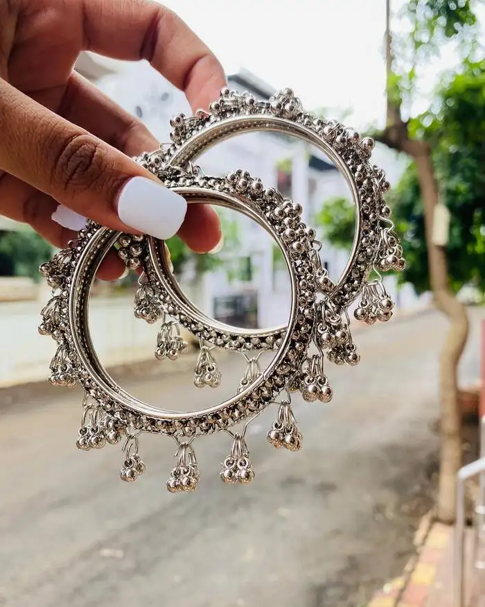 घुंघरू वाले सिल्वर कंगन