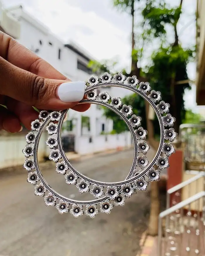 फ्लोरल डिजाइन वाले डेलिकेट बैंगल्स
