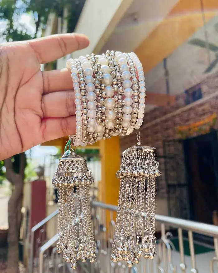 पर्ल्स के साथ ऑक्सीडाइज्ड बैंगल्स
