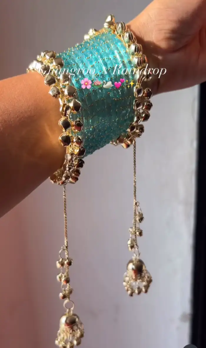 झुमका लटकन बैंगल्स के साथ रेनड्रॉप चूड़ियां