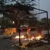 नीमच में आरटीओ बैरियर पर बवाल, ट्रक ड्राइवर और पत्नी से मारपीट के बाद हाइवे पर आगजनी, 4 घंटे बंद रहा एमपी-राजस्थान बॉर्डर