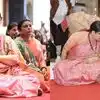 कार्यकर्ता के साथ जमीन पर बैठीं स्मृति ईरानी, बच्चे से किया संवाद, स्वागत  के लिए पोस्टर लगवाने से भी किया इंकार - smriti irani sat on the ground with  worker ...