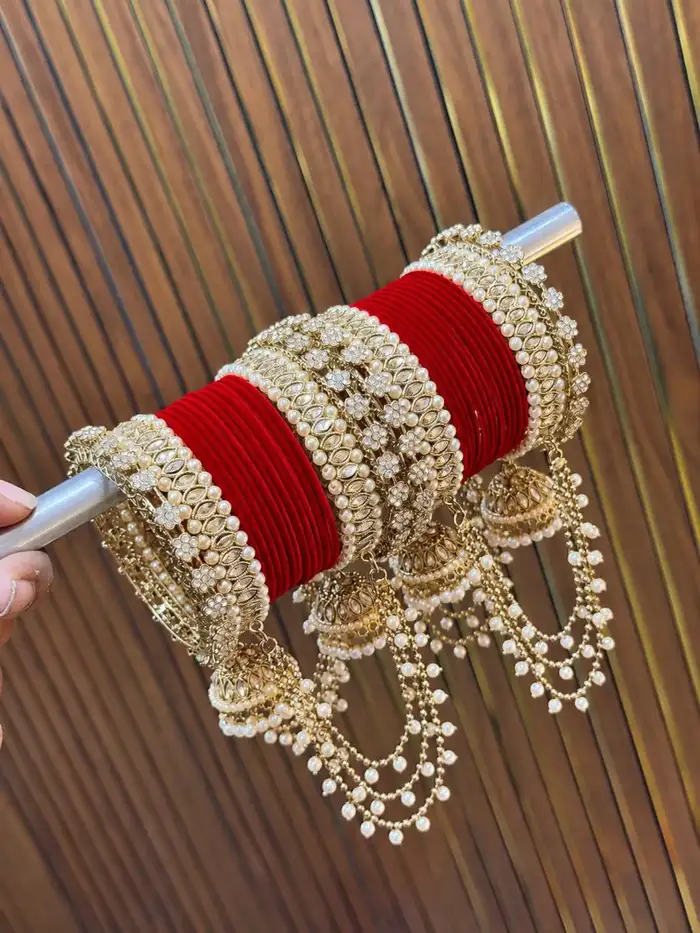 रेड चूड़ियों के साथ अटैच लटकन