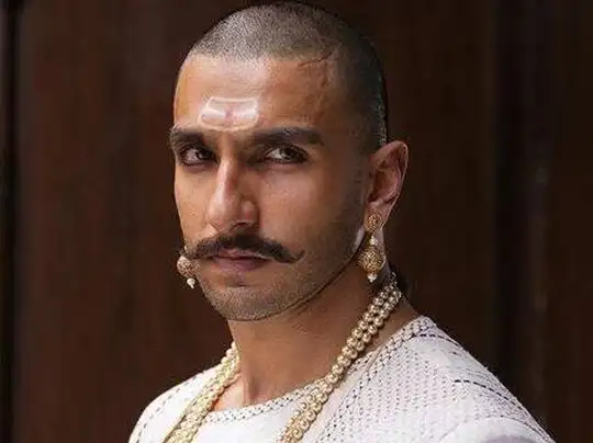 बाजीराव-मस्तानी में क्या है खास - Captivating And Larger-Than-Life, 'Bajirao Mastani' Is A Classic - Navbharat Times