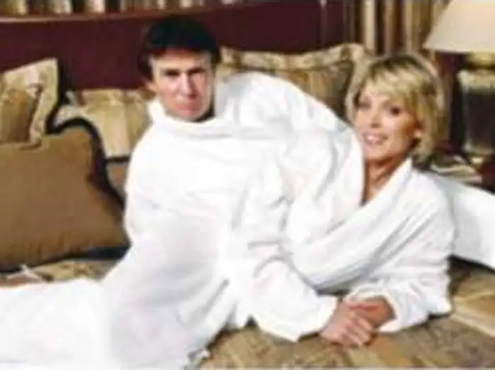 Trump In Bathrobe,बाथरोब पहने ट्रंप की तस्वीरें सोशल मीडिया पर हुईं ...