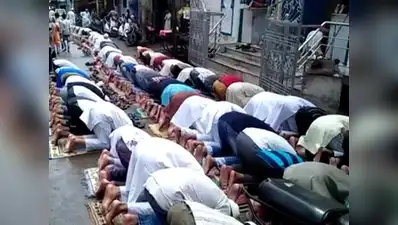 Namaz On The Road,सड़क पर नमाज अदा करने से परहेज करें मुसलमान: मुस्लिम पर्सनल लॉ बोर्ड - muslim avoid praying on the road says muslim personal law board - Other news News -