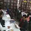 Varanasi DM,वाराणसी: लाइब्रेरी में छात्रों संग किताब पढ़ने पहुंचे डीएम ...