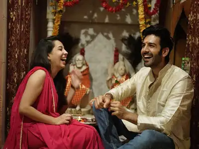Kartik Aaryan Teases Sister Kritika Tiwari For Booking Wrong Date Ticket  Shows How Siblings Relationship Is Like : समझदार बहन की बेवकूफी पर  हंस-हंसकर लोट-पोट हुए कार्तिक आर्यन, ऐसा ही खट्टा ...
