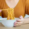 Instant noodle safe for pregnancy or not - इंस्‍टेंट नूडल्‍स देखते ही मुंह  में आ जाता है पानी, प्रेग्‍नेंसी में खाने से पहले जान लें फायदे-नुकसान