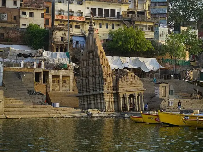 मंदिर के झुके होने के पीछे की कहानी-