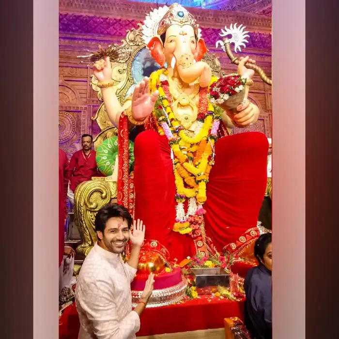 Ganesh Chaturthi 2022: लालबाग चा राजा के दर पर पंहुचे कार्तिक आर्यन ...