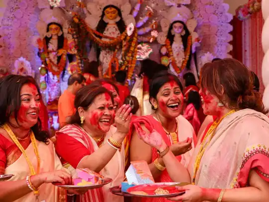 Sindoor Khela: गालों पर लाल सिंदूर, मां दुर्गा संग होली, कोलकाता में  महिलाओं का जश्न देखिए - married bengali women sindoor khela last day of  durga puja festival celebration in kolkata, see