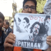 Pathan Controversy : कहीं जले पोस्टर... बैन करने की मांग, शाहरुख खान की ...