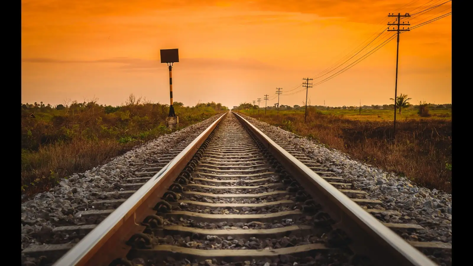 why railway tracks have stones