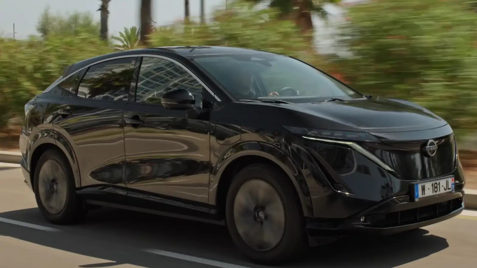 सूरज की रोशनी से चलने वाली कार! इस जापानी कंपनी ने अपनी गाड़ी की छत पर लगाए सोलर पैनल