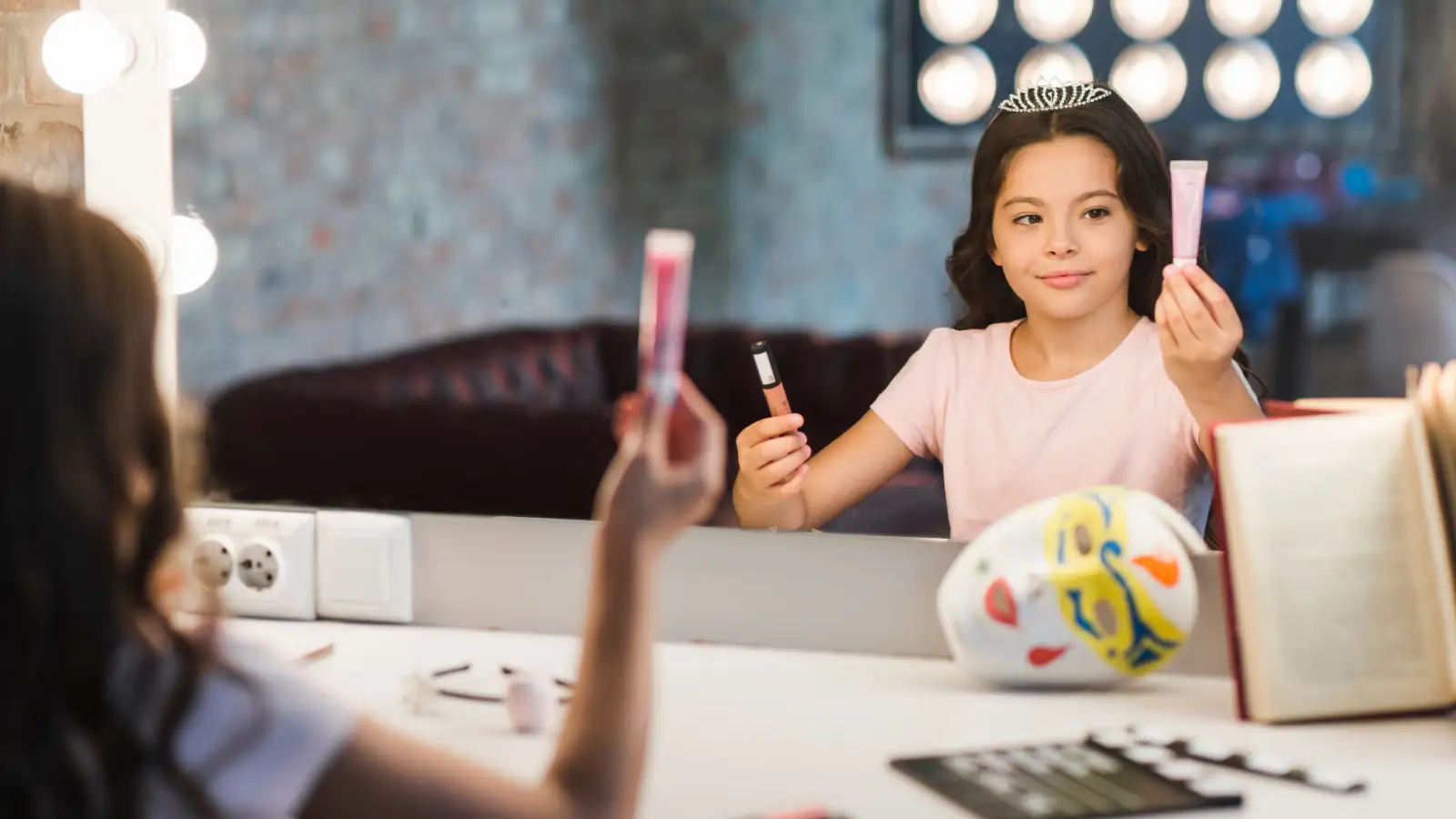 4 से 5 साल की बच्चियों को लगा रहे हो लिपस्टिक? खूबसूरती का तो पता नहीं.. गंभीर बीमारियों का जरूर होंगी शिकार