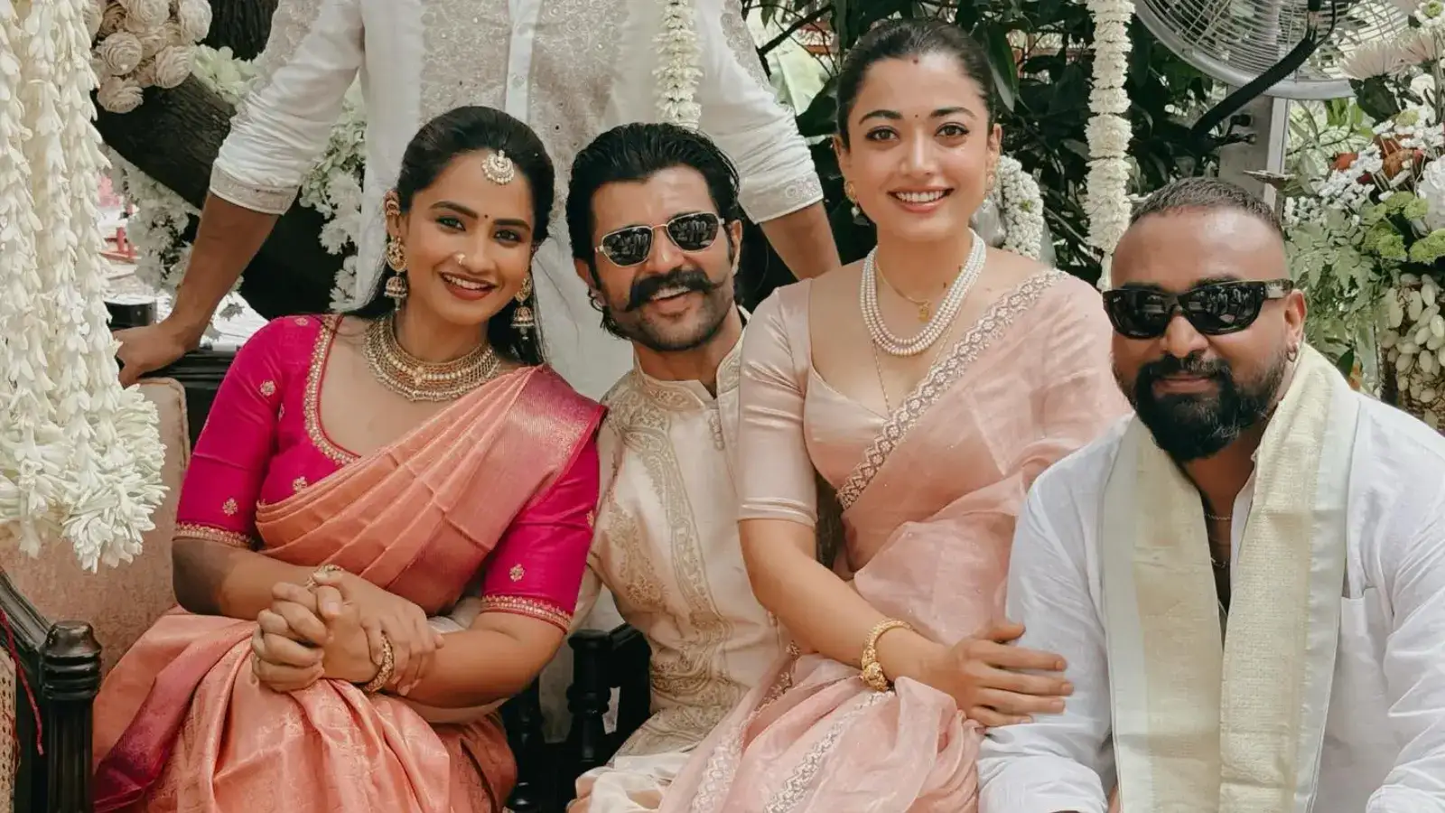 Photos: विजय देवरकोंडा की गोद में बैठीं रश्मिका मंदाना को देख फैंस हुए दीवाने, बोले- सबसे क्यूट!