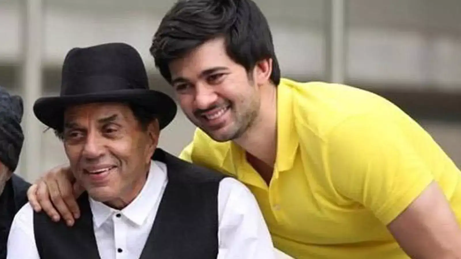 Video: दादा धर्मेंद्र की अस्थियां लेकर श्‍मशान से घर लौटे करण देओल, चेहरे पर था अंतहीन दर्द, गोद में अस्‍थ‍ि कलश