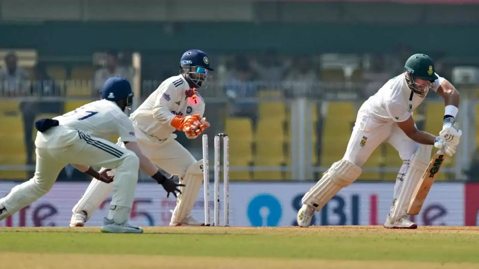 मिडिल स्टंप पर गिरी गेंद, ऑफ स्टंप उड़ गया... रविंद्र जडेजा के सामने एडेन मार्करम चारों खाने चित