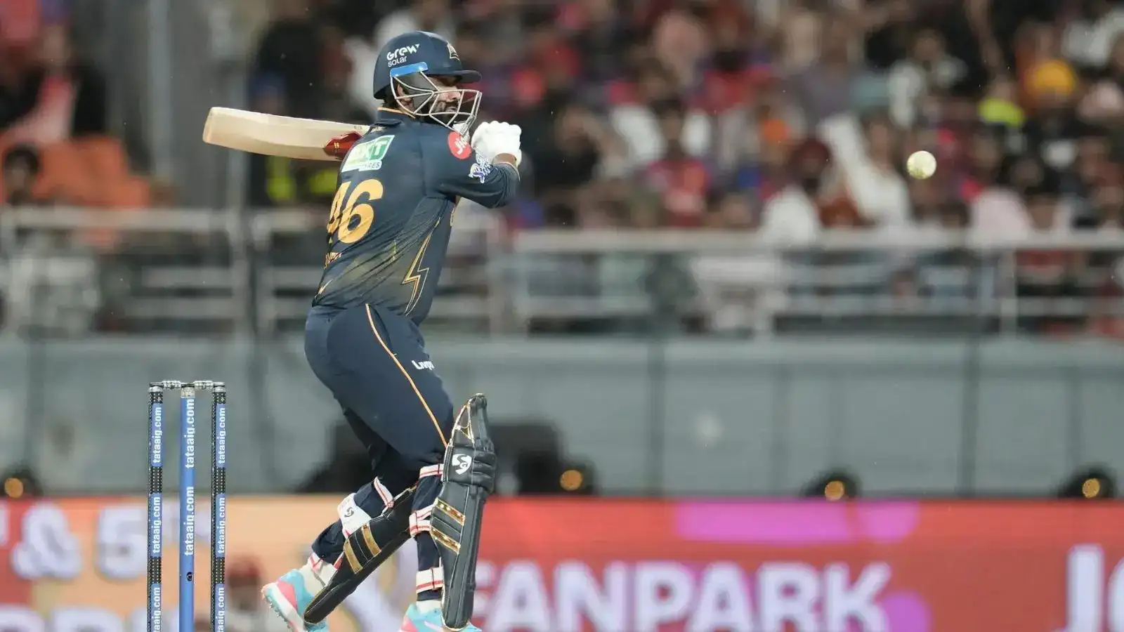 राहुल तेवतिया ने खेला ऐसा अजीब शॉट, गेंद को दौड़ाकर मारा, गेंदबाज के साथ कमेंटेटर भी चकित!